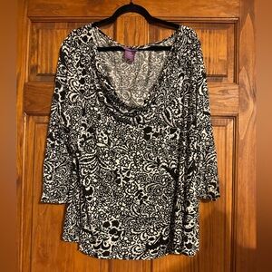 20/22 Women’s Beverly Drive scoop neck black and white design top. Pre-owned